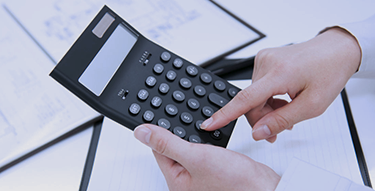 電卓を使う手の写真